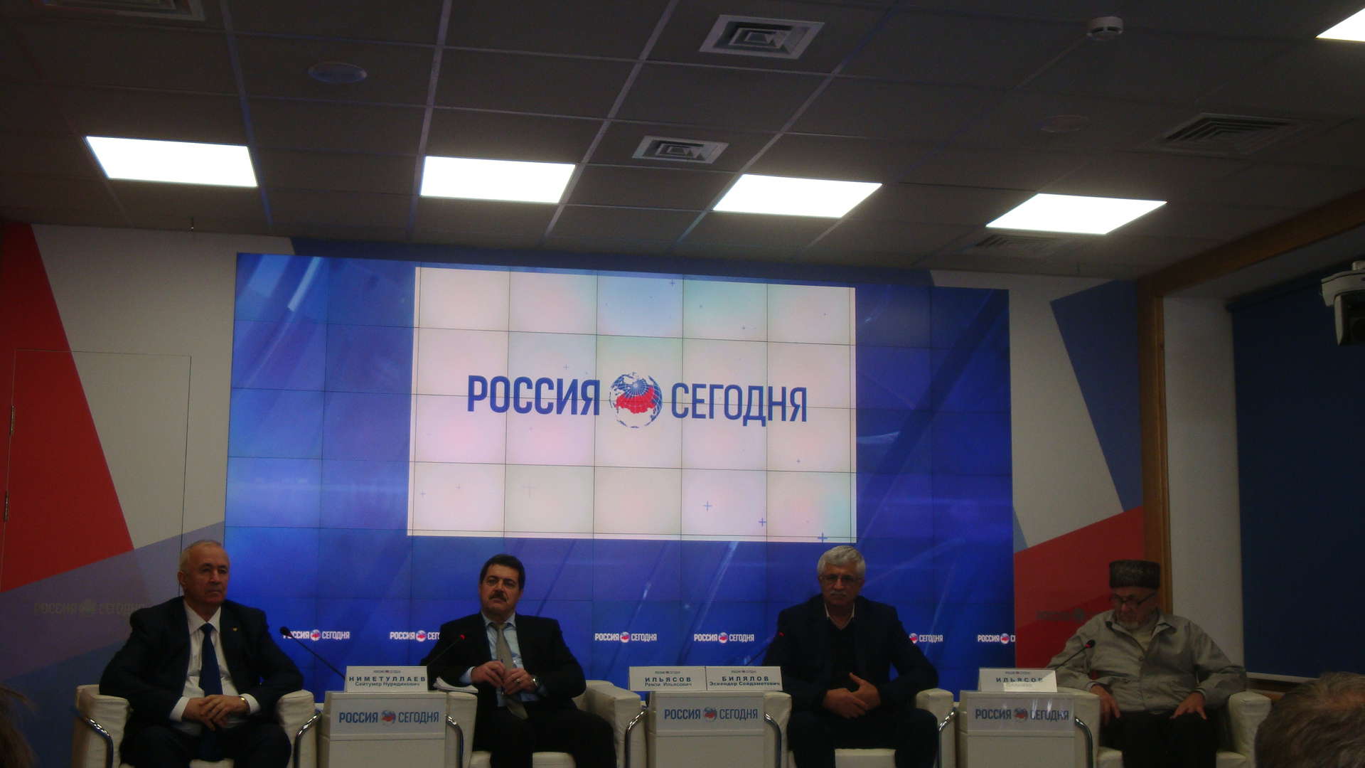 Инициаторы митинга обсудили ситуацию уже во всех регионах, причем не только с крымскими татарами.