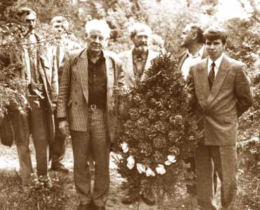 10 сентября  1994 г. депутат Верховного Совета АРК А. Круглов, писатель и член Русской общины В. Терехов и Председатель ВС АРК С. Цеков впервые после 1917 г. почтили память погибших в Крымской войне