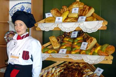 С. Клочкова представляет вкусную продукцию, изготовленную студентами-ялтинцами