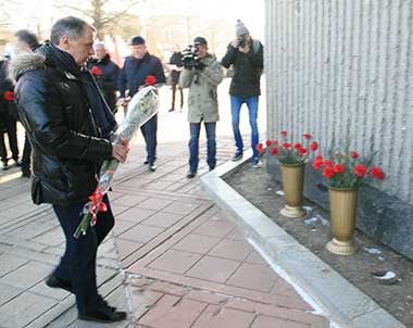 Отдать дань памяти погибшим пришёл Председатель Госсовета РК В. Константинов