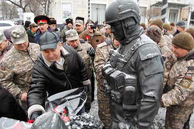 Красные гвоздики от ополченцев &mdash; &laquo;вежливым людям&raquo;