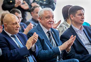 Ю. Гемпель (в центре) среди гостей праздника
