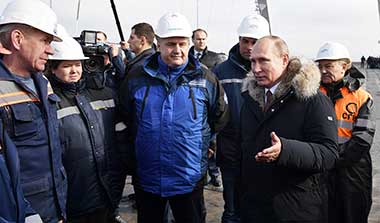 Президент высказал пожелание открыть Крымский мост к курортному сезону