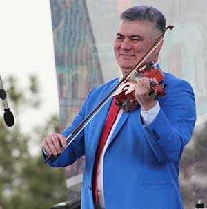 Скрипка создавала настроение