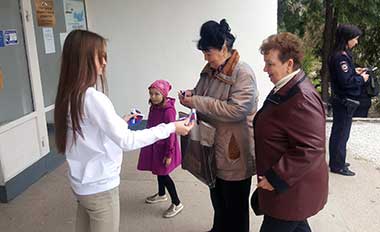 Крымская молодёжь активно участвовала в проведении выборов: студенты  становились наблюдателями, организовывали акции, раздавали ленты-триколоры