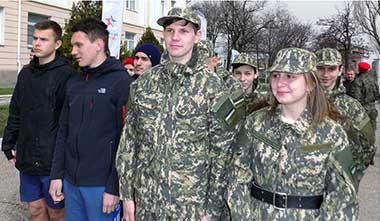 Член Президиума ГС РК А. Шувалов приветствует участников республиканской военно-спортивной спартакиады, посвящённой 100-летию образования комиссариатов в России