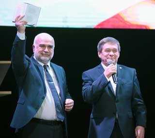 А. Пшеничный подарил А. Рудякову сборник своих стихов