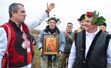 Олег Стоянов (слева) передаёт &laquo;бразды правления&raquo;  Николаю Донцову