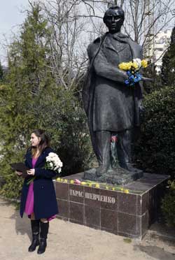 У памятника Т. Шевченко в Ялте