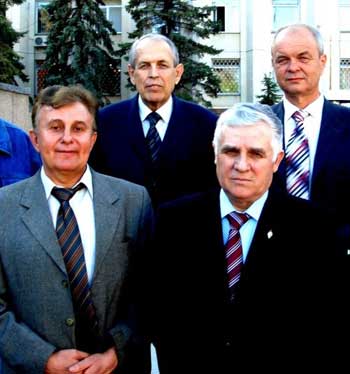 А. Котков (слева) с ликвидаторами последствий аварии на ЧАЭС и активистами черно- быльского движения