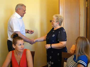 М. Малышев вручает Н. Маленко удостоверение депутата ГС РК