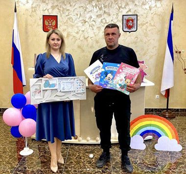 Сергей Сопильняк принимает поздравления и подарки для детишек.