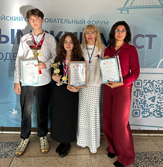 МБОУ СОШ № 7, г. Симферополь, победители турнира в англоязычном треке.